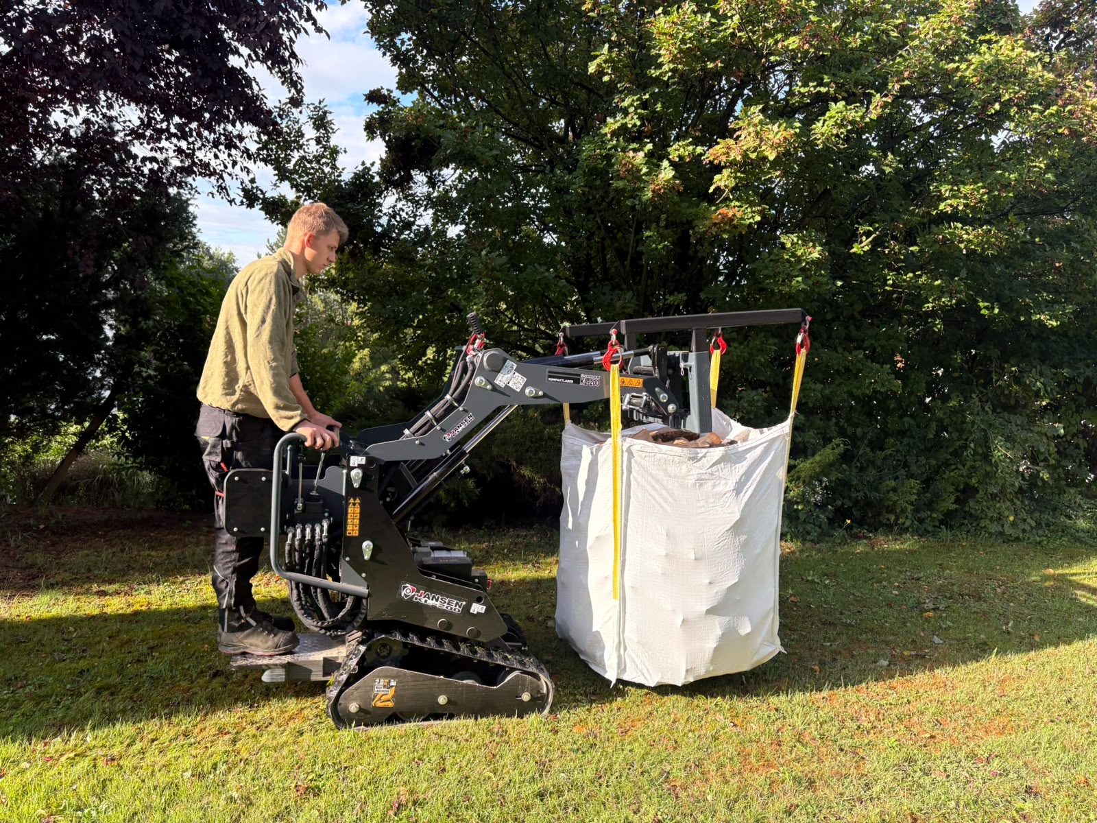 Big-Bag-Lieferung mit der Mini-Raupe von Egger Brennholz
